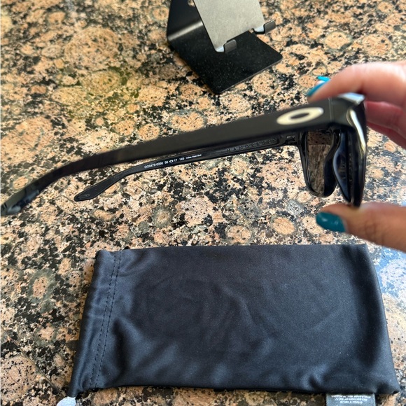 Oakley Manorburn - Picture 3 of 9